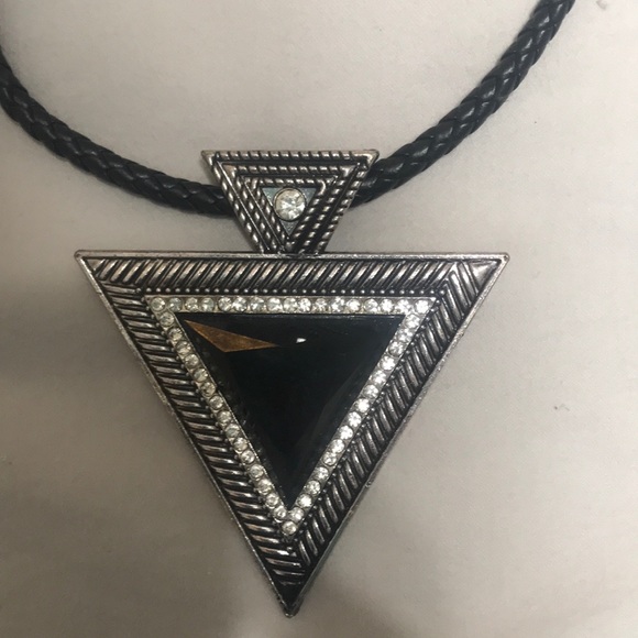 Triangle statement necklace - Picture 2 of 3